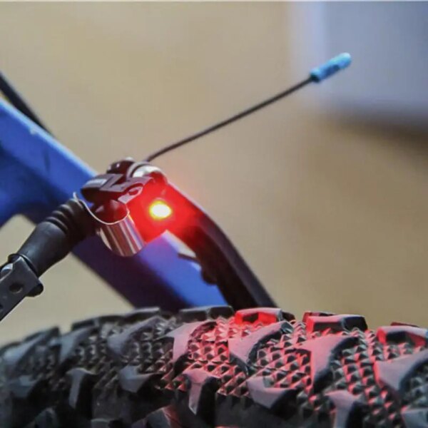 Luz trasera de freno para bicicleta, resistente al agua, montaje de luz trasera para bicicleta, luz de advertencia segura, accesorios de lámpara de freno LED roja, 10g