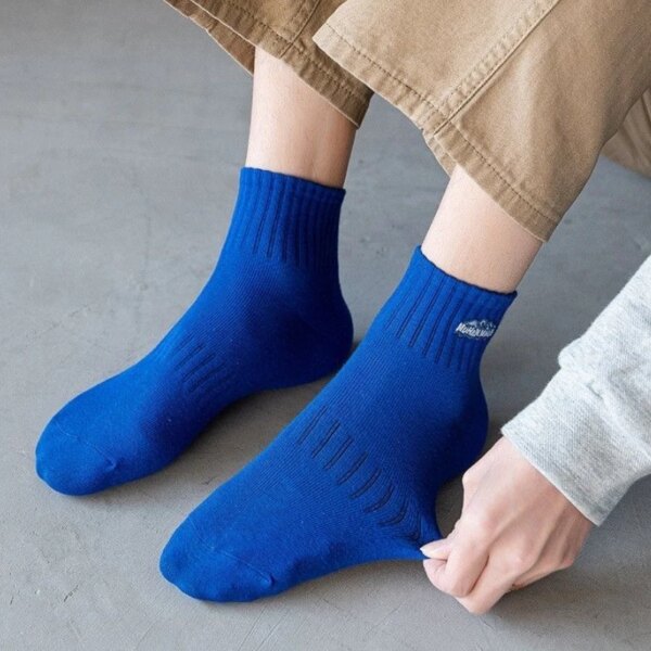 Nuevos calcetines azules para mujer, calcetines de tubo de Color sólido, calcetines de tubo de tendencia, calcetines deportivos de estilo Popular para hombres y mujeres para parejas