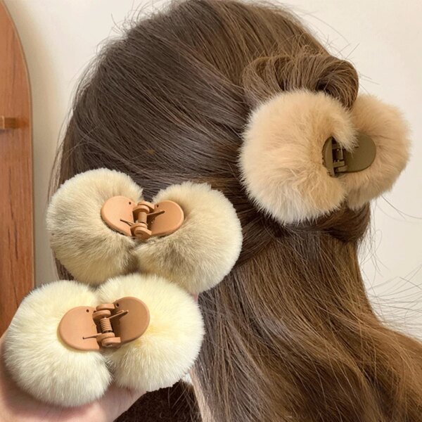 Horquilla con garras para el pelo de bola esponjosa de piel de conejo de imitación coreana, pinza para el pelo de felpa bonita para otoño e invierno, accesorios para el cabello para mujeres y niñas