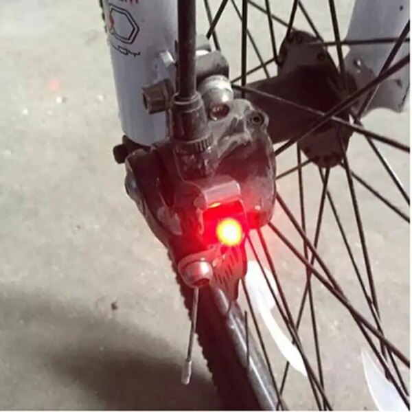 Luz de freno para bicicleta resistente al agua, montaje de luz trasera para bicicleta, luz LED roja de alto brillo, accesorios de seguridad en ciclismo