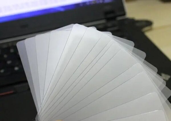 Venta al por mayor 500 Uds hojas de PVC de plástico mate translúcido tarjeta de visita de acetato en blanco